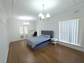 Spacious Queen Room in Carlingford with Pool - C2, Sydney